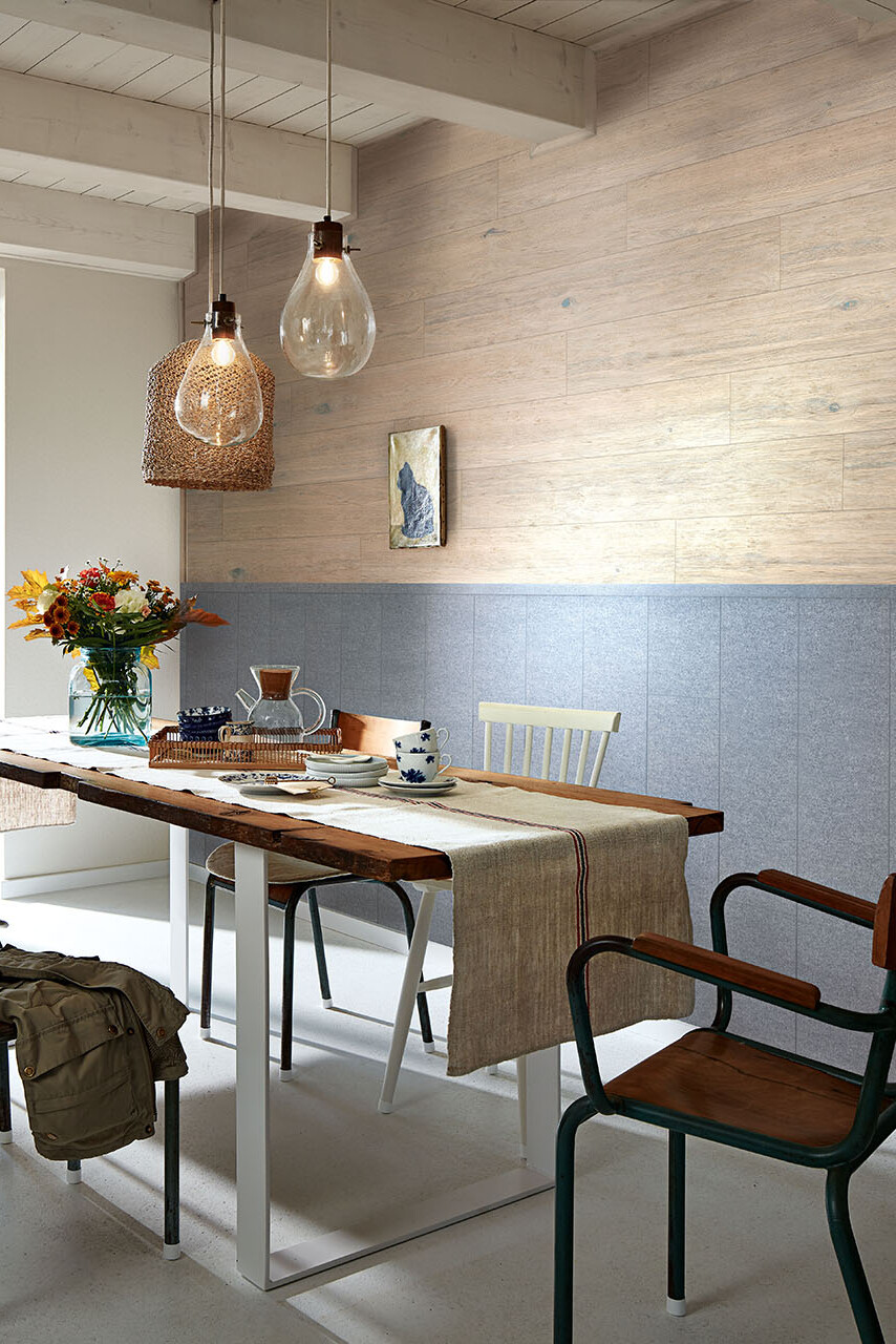 Holzpaneele und Filzpaneele an einer Wand kombiniert: ein außergewöhnlicher Hingucker Esstisch mit Blumenvase vor einer Wand an der Filz- und Holzpaneele kombiniert verlegt wurden