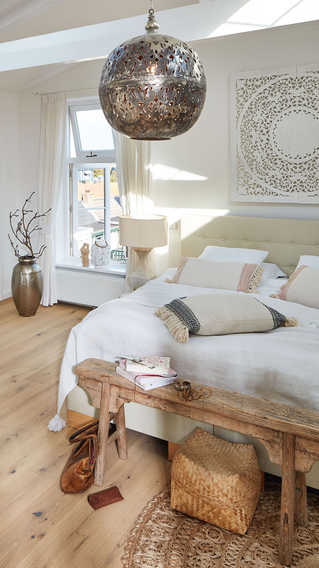 Natürlicher Parkettboden im orientalisch angehauchten Schlafzimmer