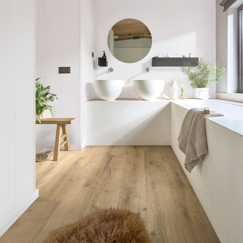 Paneele fürs Badezimmer in klassisch Weiß aber mit spannenden Strukturen Weiße Paneele in einem modernen Badezimmer