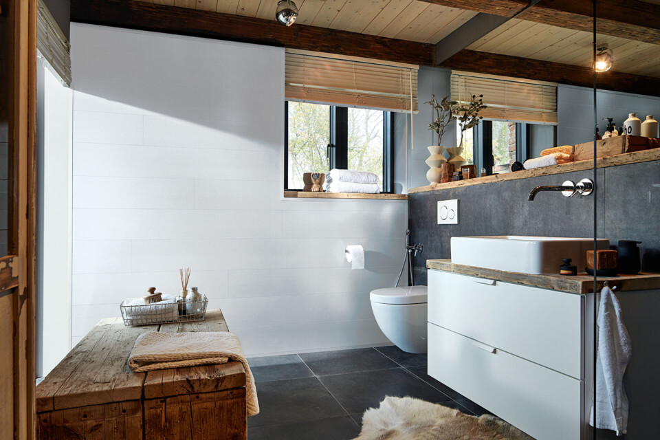 Dekorpaneele im Bad - praktische Wandverkleidung auch in Feuchträumen Modernes Badezimmer mit weißen Dekorpaneelen an der Wand