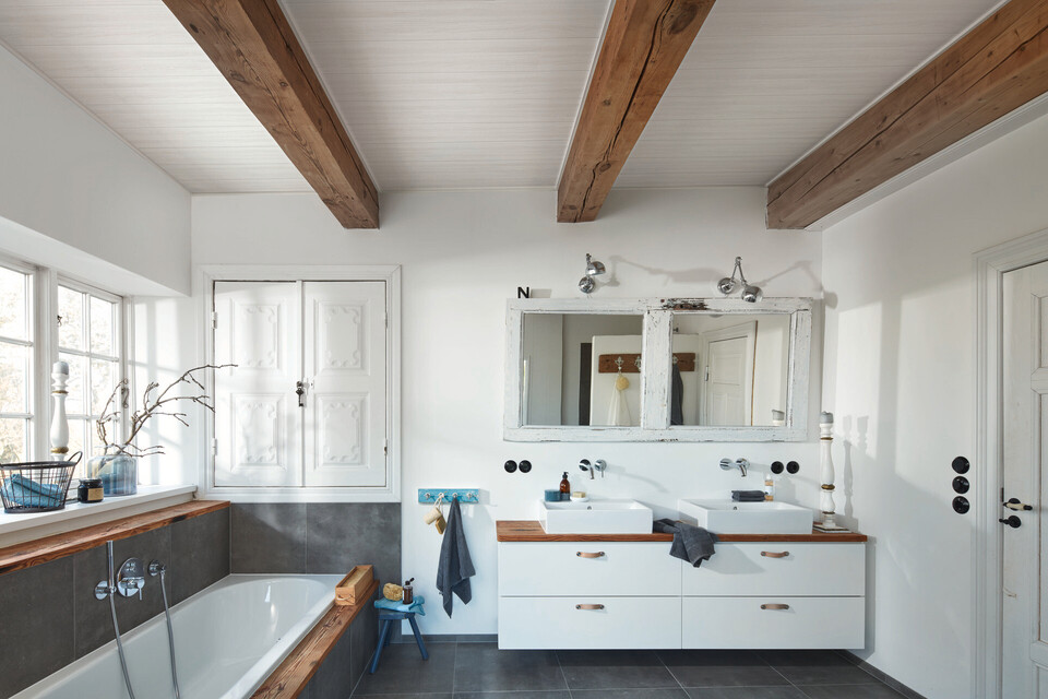 Feuchtraumpaneele sind auch an der Decke im Bad eine gute Wahl Feuchtraumpaneele MeisterPaneele. tertio an der Decke im Badezimmer