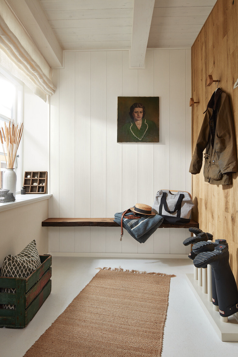 Wandverkleidung aus Holz an einer Garderobe