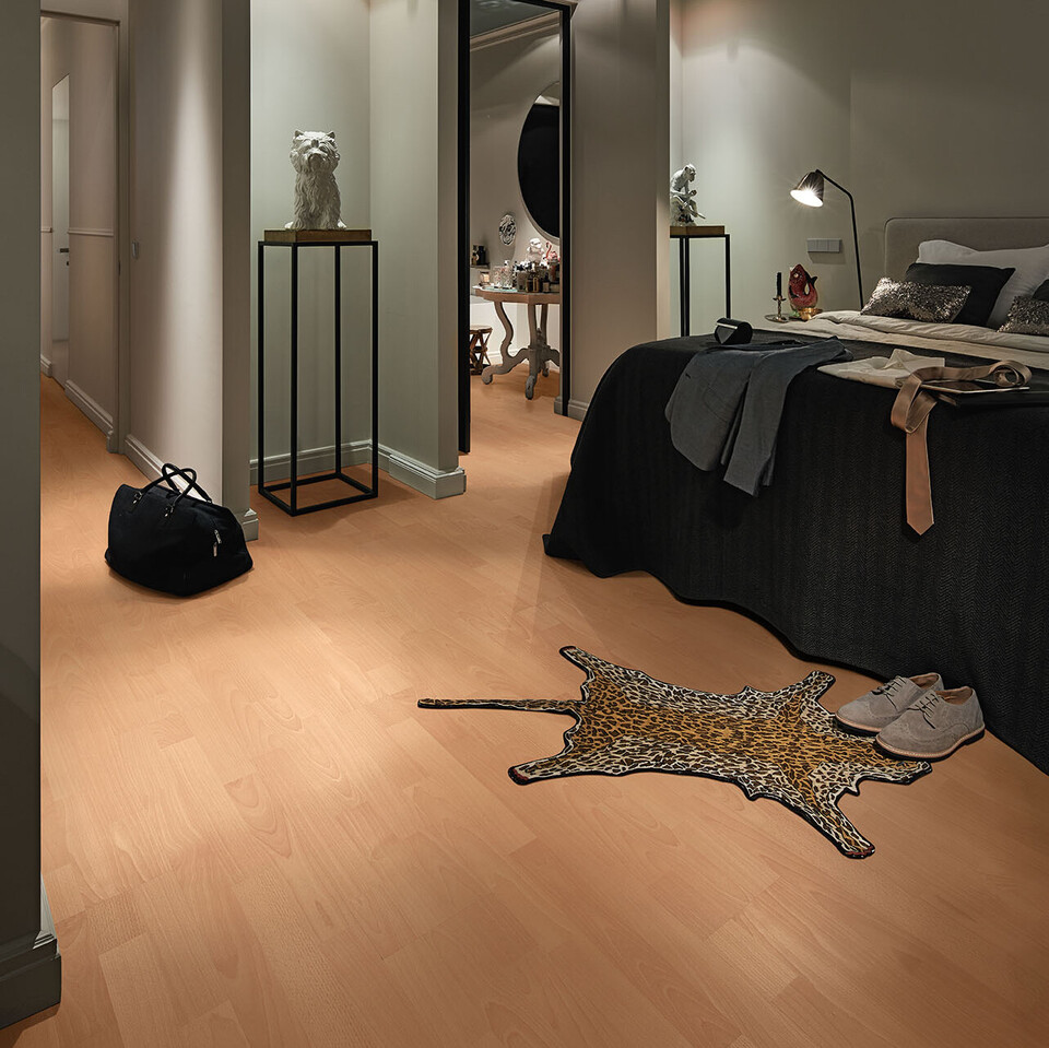 Helles Buche Laminat lässt Raum für ausgefallene Teppiche Buche Laminat in einem Hotelzimmer