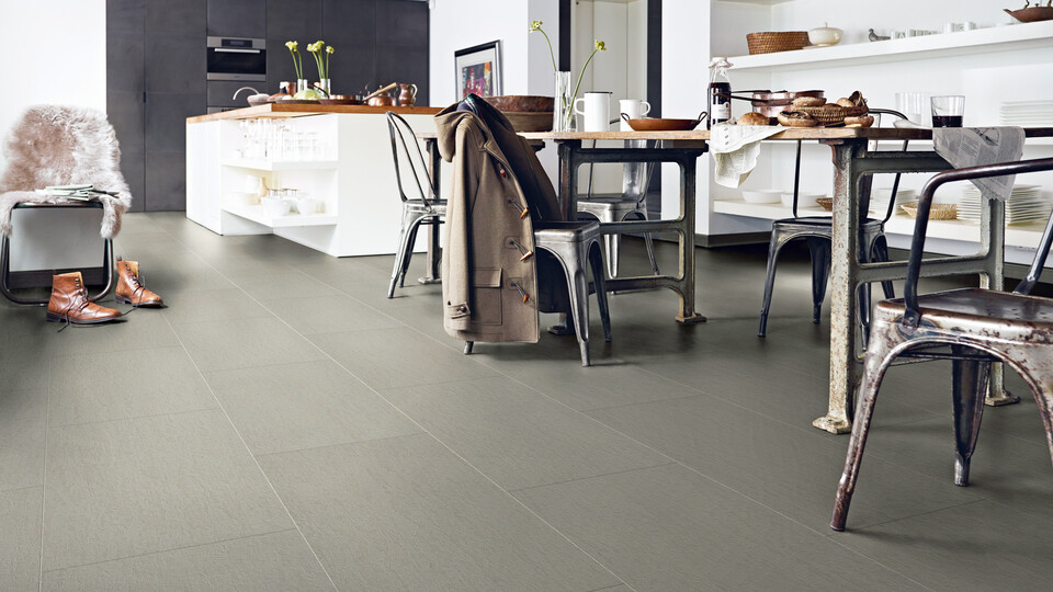 Nadura-Boden in grau mischt die moderne Küche mit dem Esstisch im Industrial Style auf