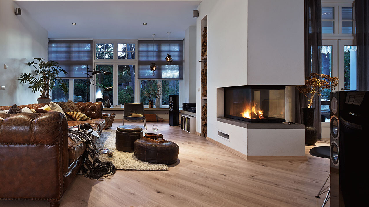Laminat Buche: der zeitlos schöne Klassiker Buche Laminat im Wohnzimmer mit Kamin