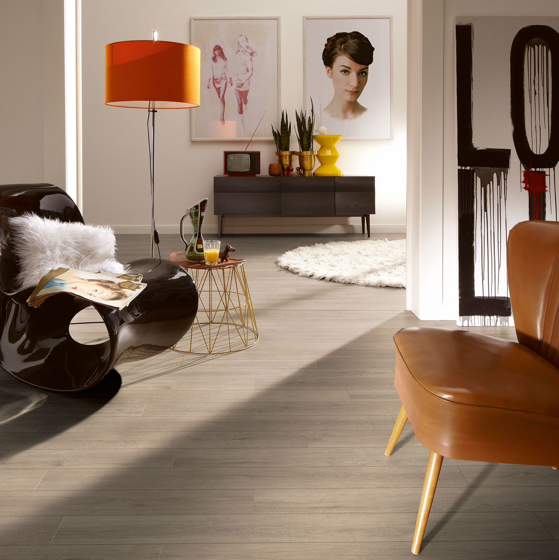 Total Vintage: dieser Wohnraum wirkt wie aus einer anderen Zeit entsprungen und dabei trotzdem modern Wohnzimmer mit modernem Laminatboden im Retro-Look