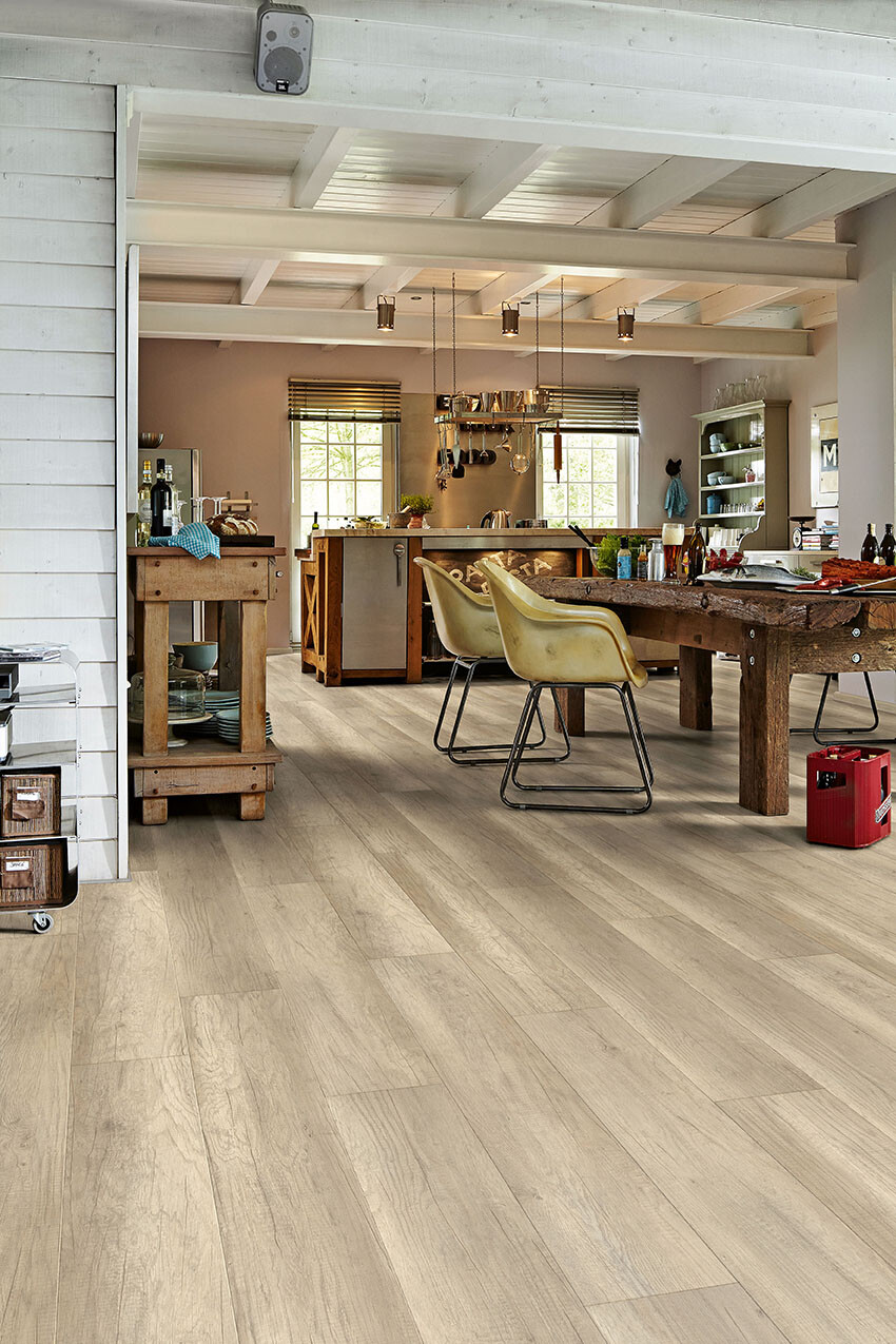 Bei der Verlegung auf Fußbodenheizungen sollten vorab einige Dinge beachtet werden MEISTER Laminat grau in einer offenen Wohnküche