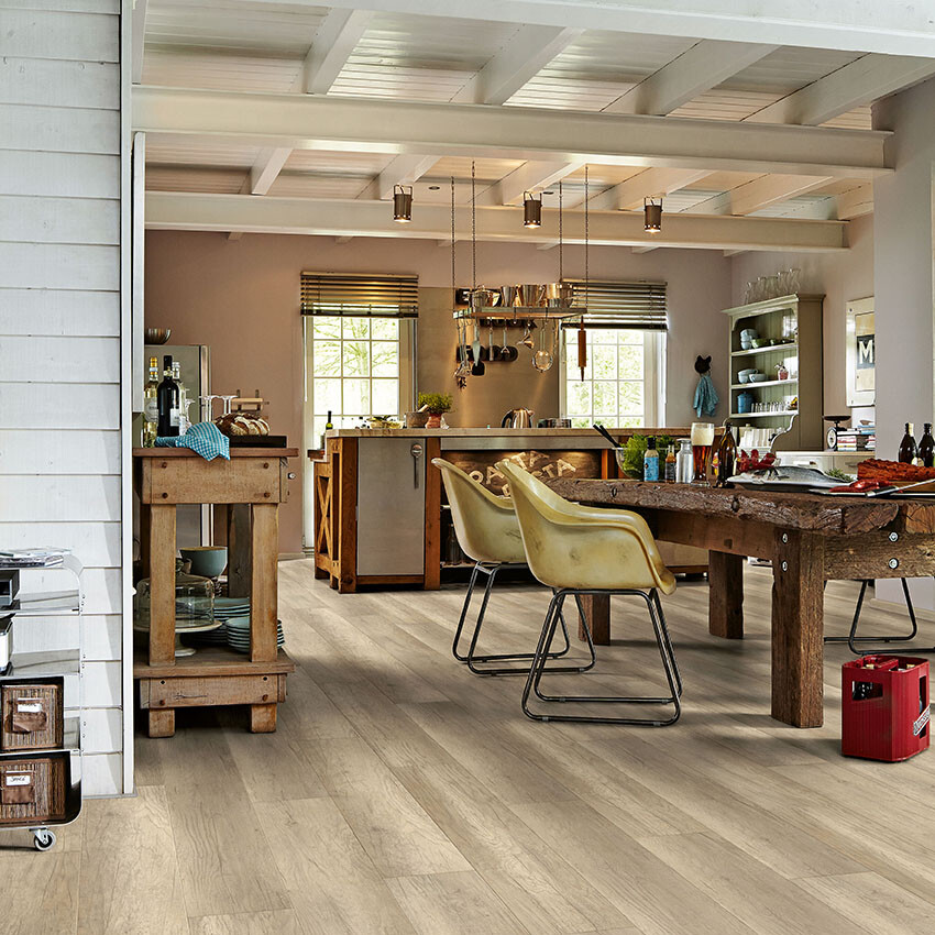 Ein Stilmix aus alt und modern macht den Shabby Chic aus Laminatboden unter einem Esstisch mit alten und modernen Elementen