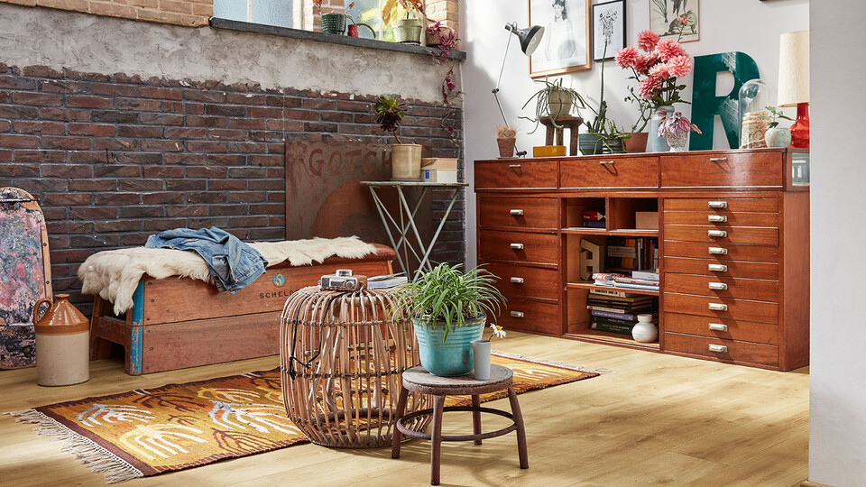 Laminat im Stilmix mit einem Sideboard aus den 70er Jahren