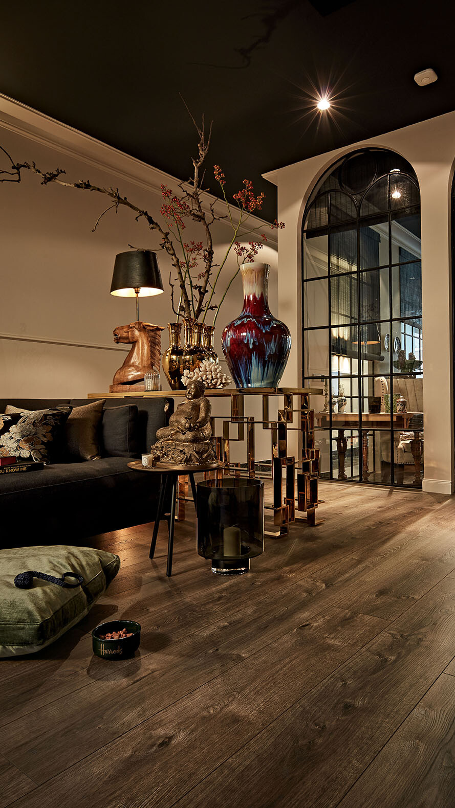 Dunkler Laminatboden in einem Wohnzimmer im Glamour Style