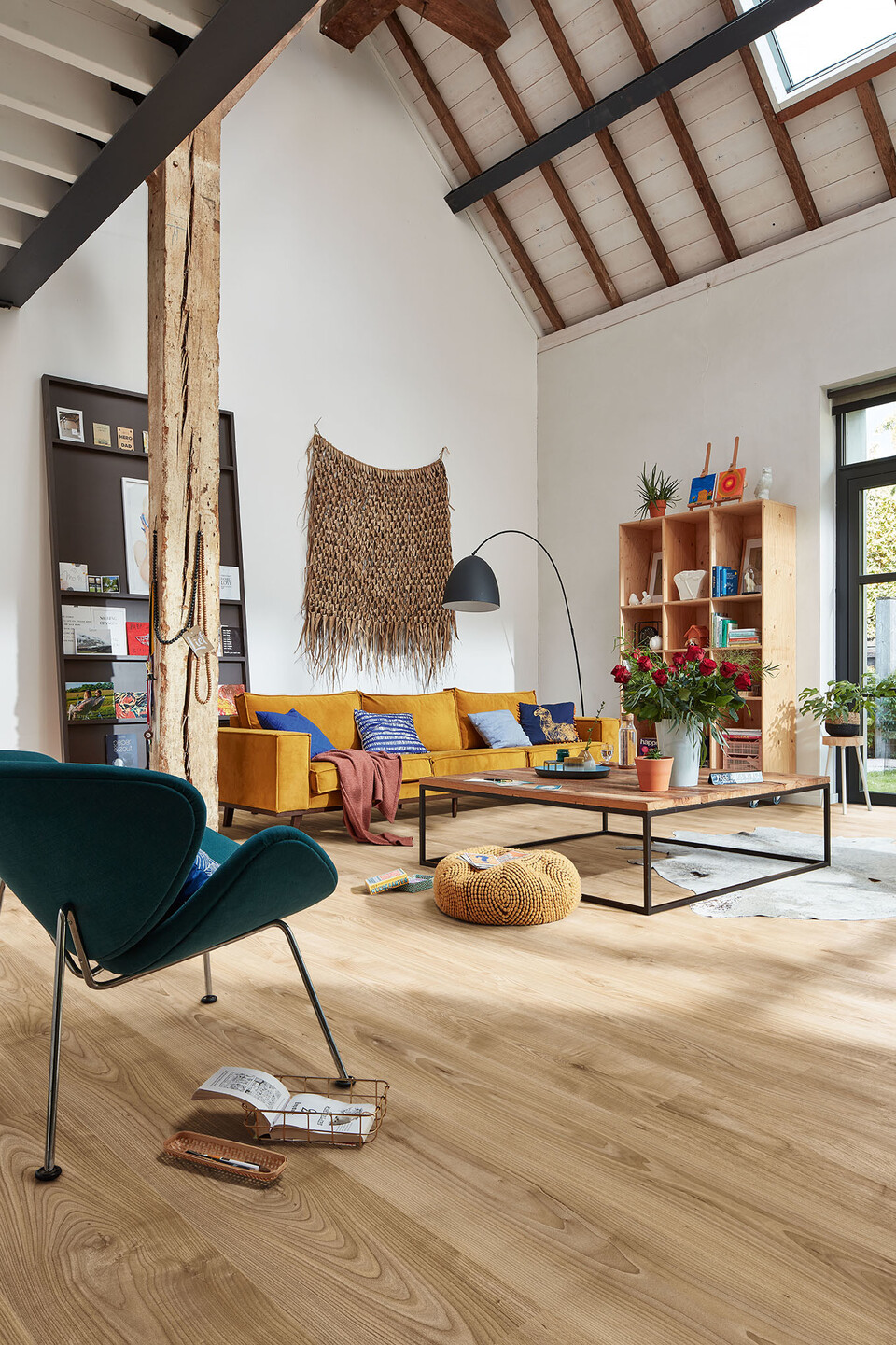 Laminatboden im Dekor Multiwood stellt gleich mehrere Holzarten in einem harmonischen Gesamtbild dar Heller Laminat im Dekor Multiwood 6849 aus verschiedenen Holzarten nachempfunden