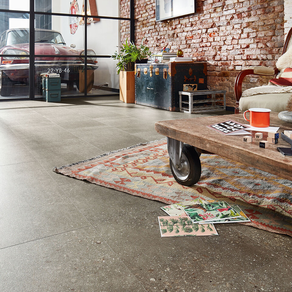 Im Shabby Chic dürfen Möbel gerne gut genutzt und etwas abgewetzt Grauer Laminatboden unter Stühlen im Shabby Chic