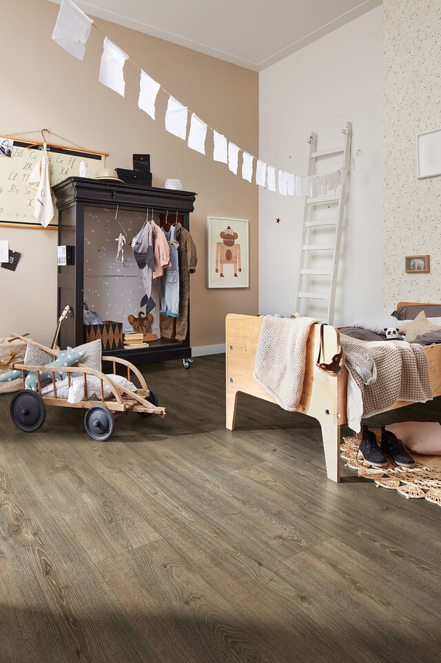 Kinderzimmer im Vintage Look Laminatboden in einem Kinderzimmer mit Möbeln und Spielzeug im Vintage-Look