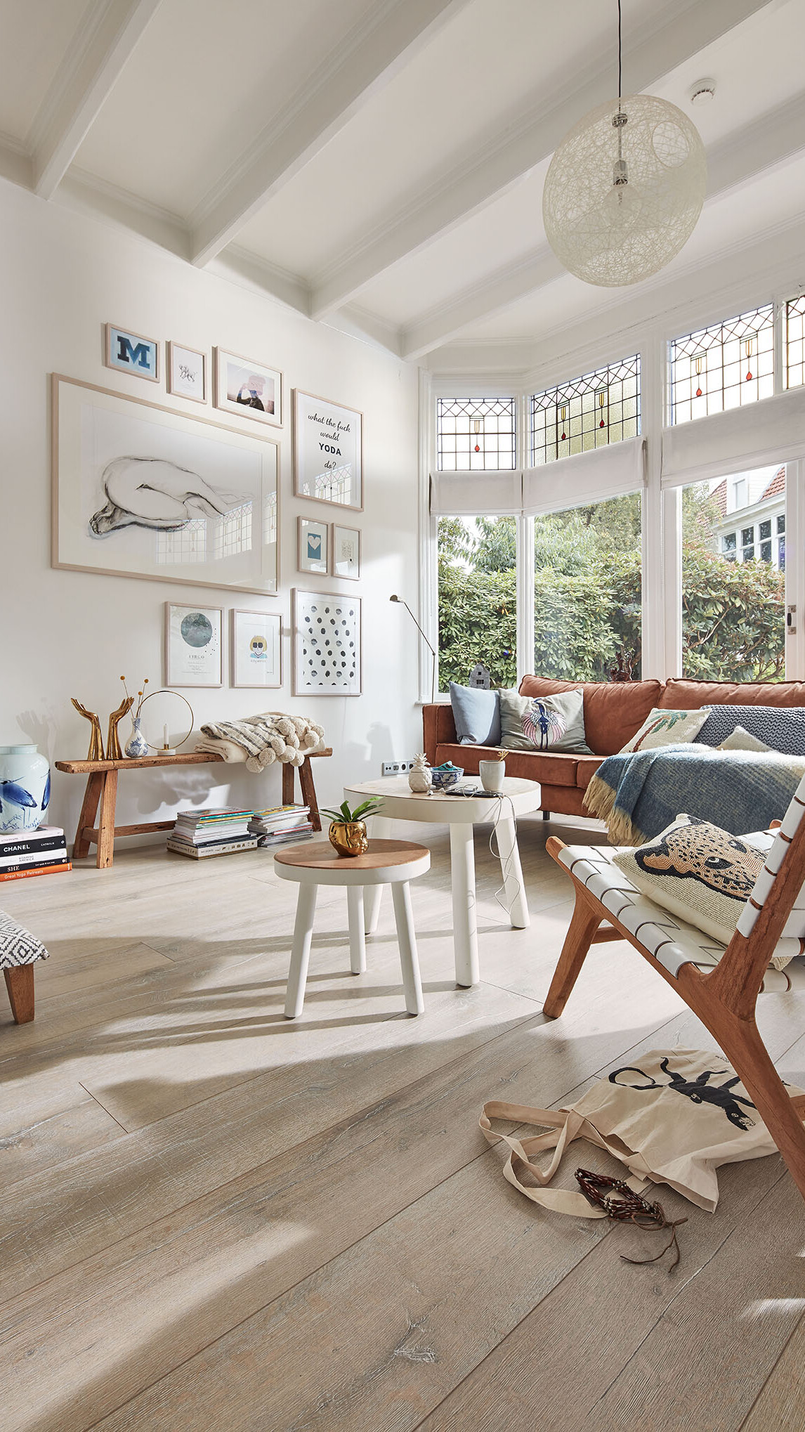 Hell, freundlich, gemütlich, Hygge! So lebt es sich im angesagten Wohnstil Heller Laminatboden passend zum Hygge Stil