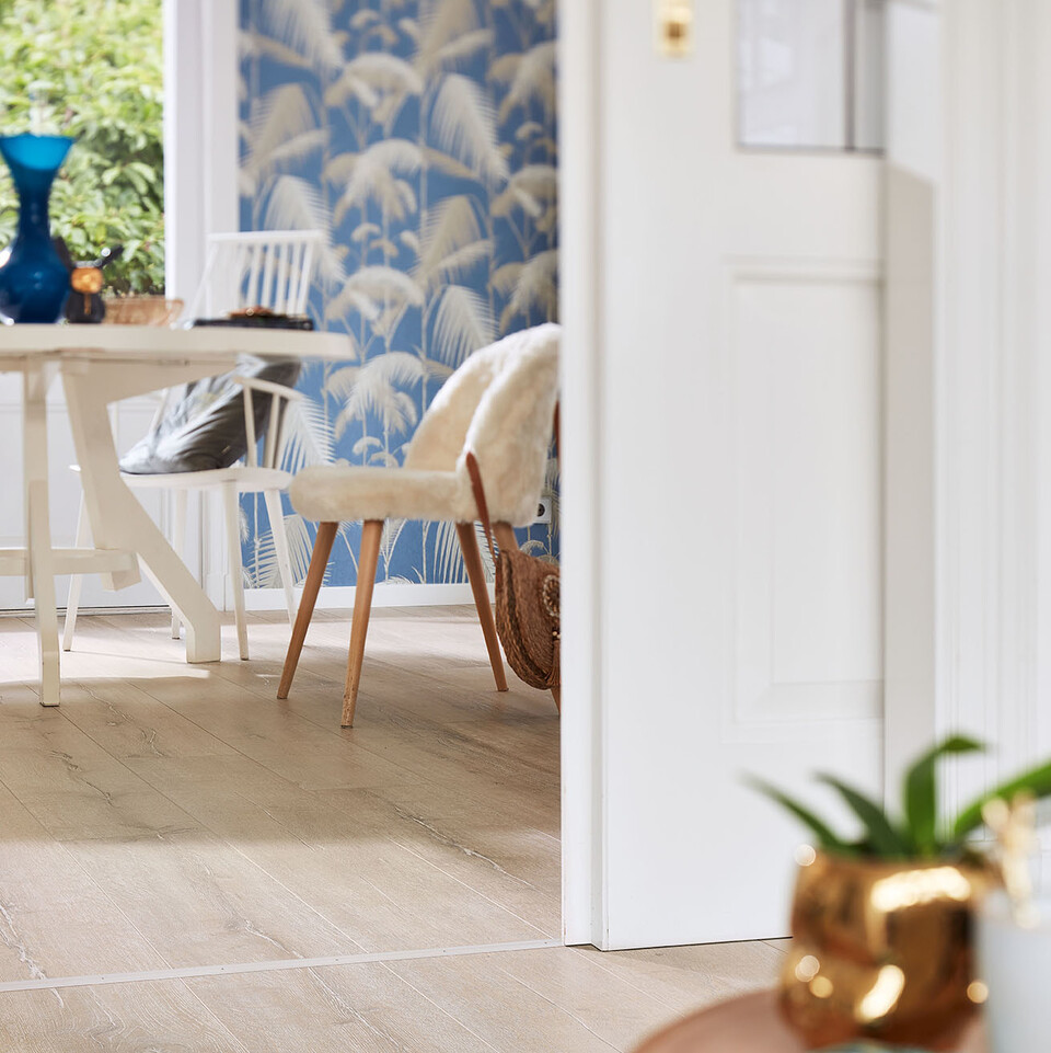 Bunte Tapeten mit großen Mustern sind im Shabby Chic gern gesehen Heller Laminatboden vor einer bunten Tapete im Shabby Chic