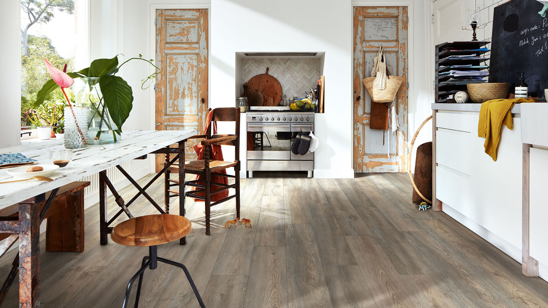 Shabby Chic - Nostalgie, Patina und trotzdem mit Stil MEISTER Laminat in Wildeiche grau in einer Küche im Shabby Chic