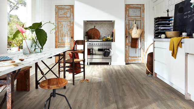 Shabby Chic in der Küche eines ehemaligen Bauernhauses Laminat Landhausdielen in einer Küche im Shabby Chic