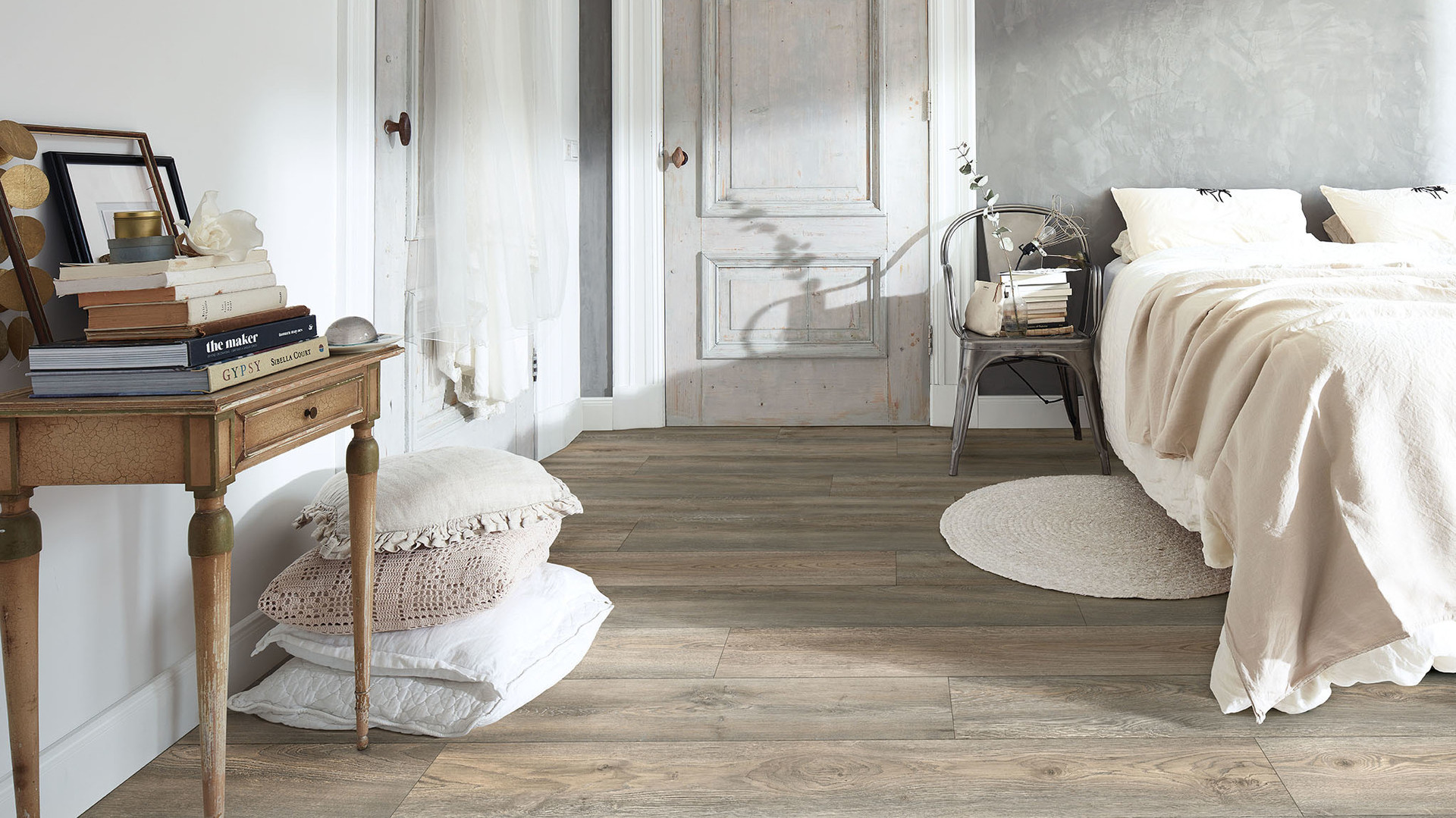 LD 250 6977 Schlafzimmer mit grauem Laminatboden und Einrichtung im dänischen Hygge-Stil