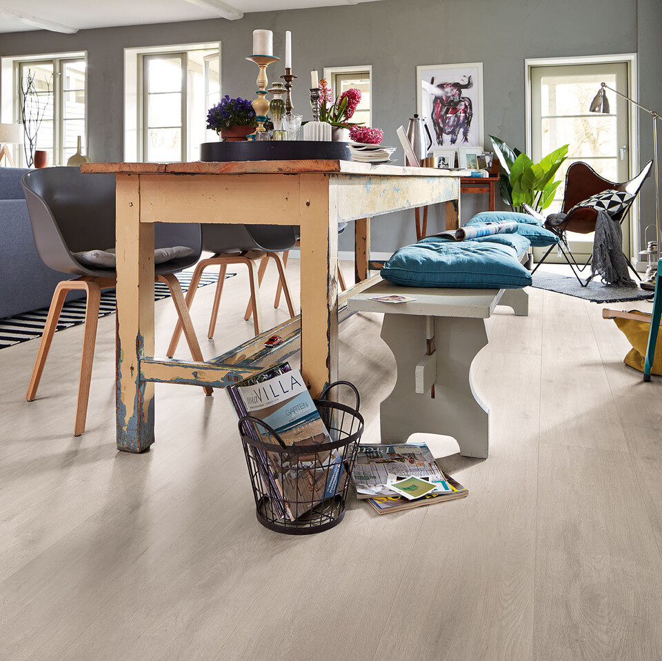 Esstisch und Sitzbank im Shabby Chic Look Heller Laminatboden unter einem Esstisch mit Sitzbank in Shabby Chic