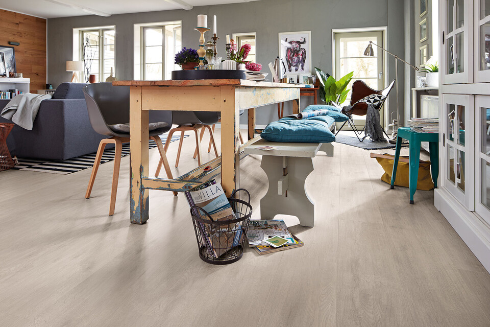 Heller Designboden bietet dem bunten Patchwork-Stil eine ruhige Bühne Heller Designboden im Landhausdielenformat unter einem Esstisch