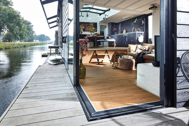 Maritimer gehts natürlich nicht als ein Hausboot auf dem Wasser, ausgestattet mit wasserfestem Designboden. Wasserfester Designboden in Goldbraun in einem Hausboot