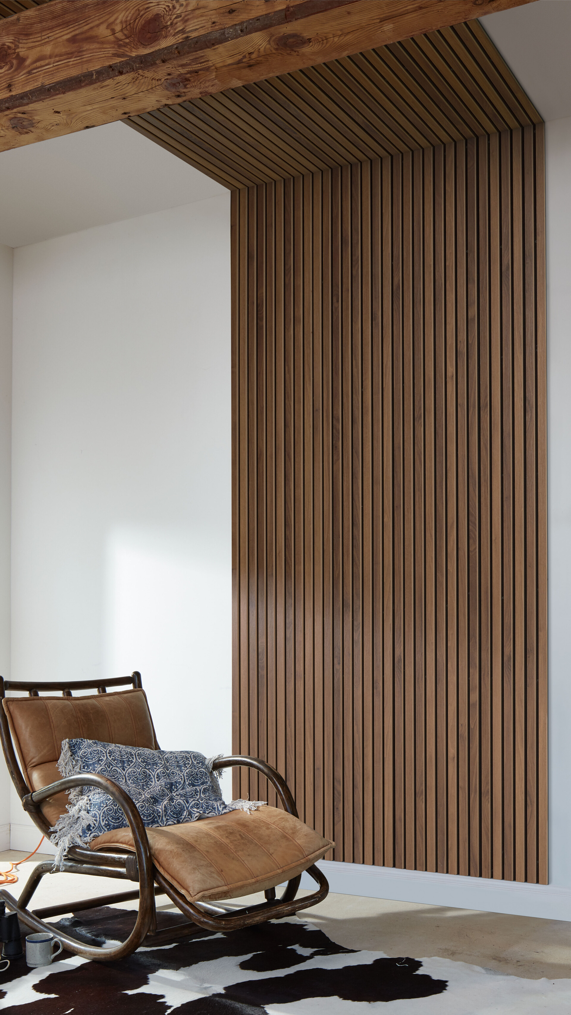 Akustikpaneele AcousticSense anbringen Akustikpaneele Nussbaum 7034 an Wand und Decke montiert