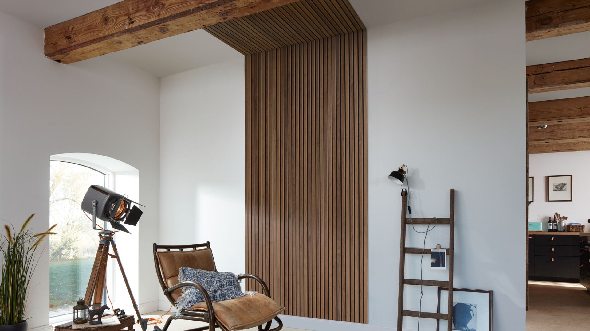 Akustikpaneele AcousticSense anbringen Akustikpaneele Nussbaum 7034 an Wand und Decke montiert