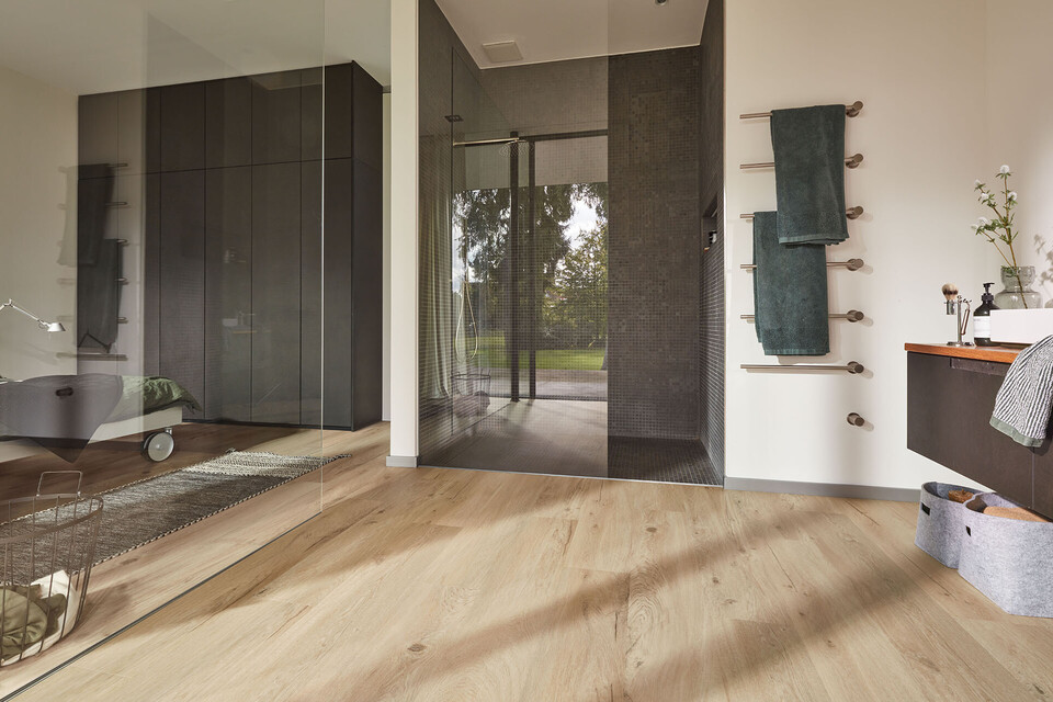 Klarer Vorteil: Vinylböden sind wasserfest und daher auch im Badezimmer geeignet Wasserfester MEISTER Vinylboden im Badezimmer