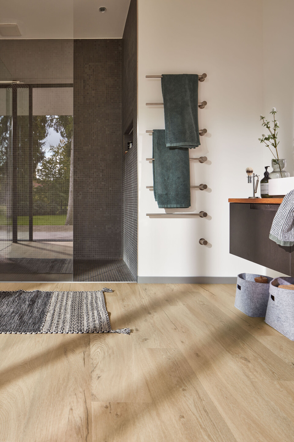 Vinylboden und seine Stärken: wasserfest, strapazierfähig, mit Klicksystem leicht zu verlegen MEISTER Vinylboden RD 300 S in einem Badezimmer