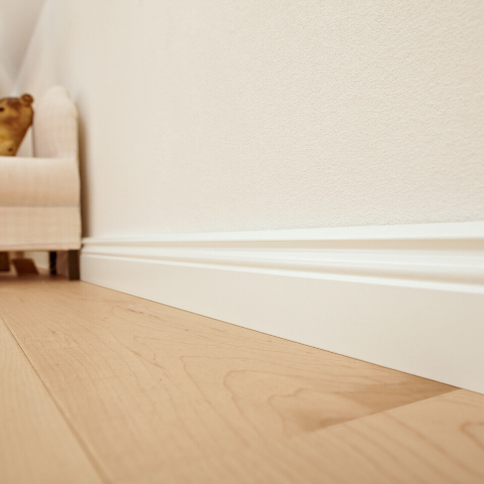Zu Eiche Parkett sind weiße, hohe Sockelleisten besonders edel Weiße Sockelleisten mit Hamburger Profil