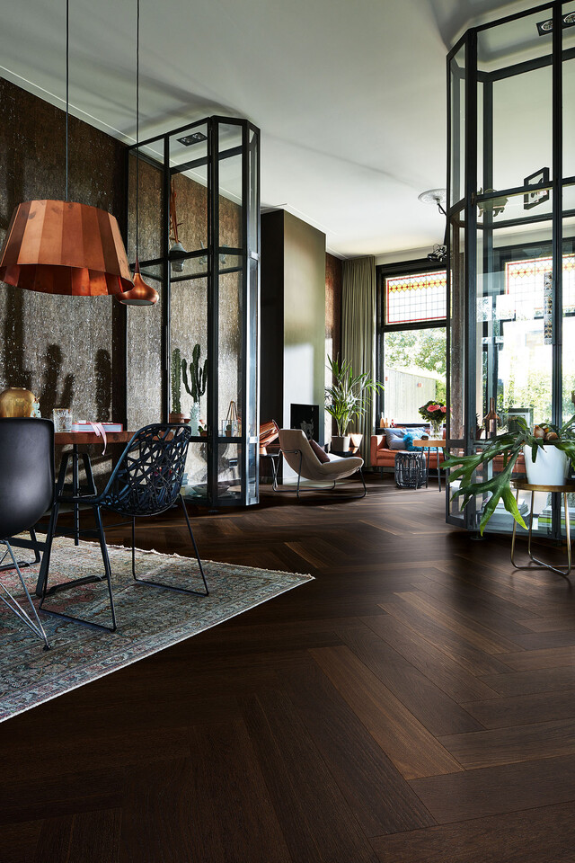 Dunkles Fischgrät Parkett entfaltet seinen starken Charakter am besten in großen Räumen Dunkelbraunes Fischgrät Parkett im Wohnzimmer