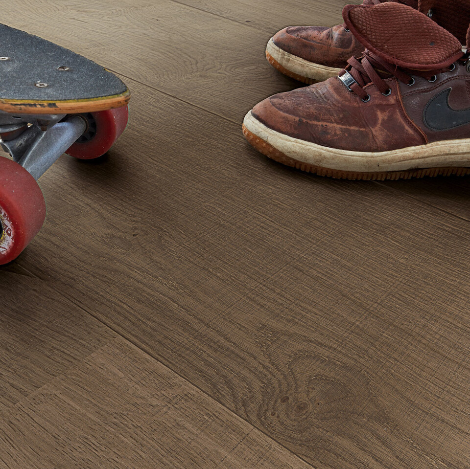 Schuhe und Socken aus - kein Problem mit Holzboden Schuhe auf einem Lindura-Holzboden