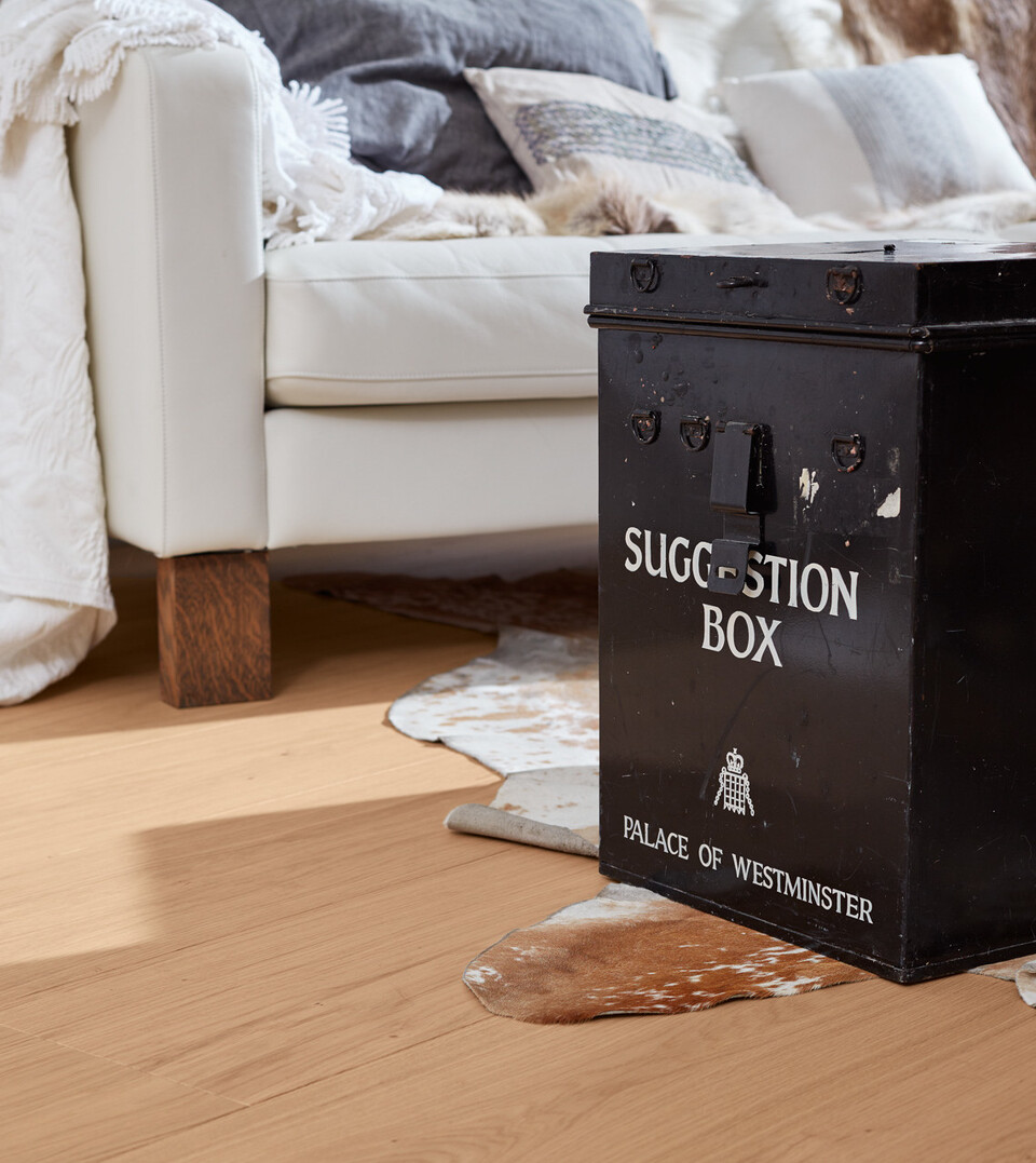 Helle Parkett Landhausdielen versprühen Natürlichkeit und lassen Platz für maritime Deko-Elemente aller Art Helle Parkett Landhausdielen unter einem weißen Sofa