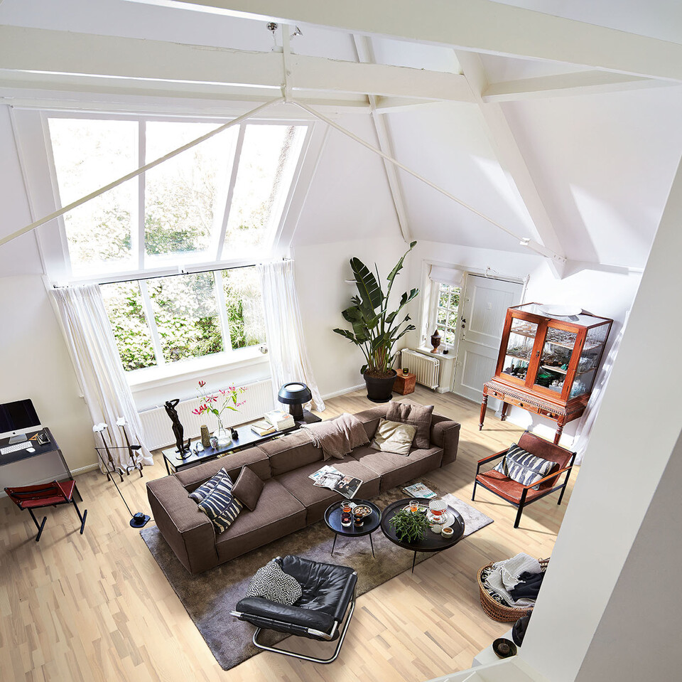 Vintage Möbel sind wirklich alt und besondere Einzelstücke Schiffsboden Parkett in einem Wohnzimmer mit Vintage Möbeln