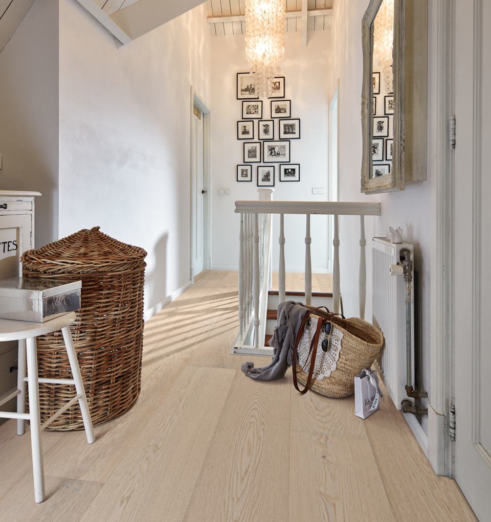 Lindura-Holzboden Eiche rustikal zeigt seinen starken Charakter über die ganze Diele Lindura-Holzboden Eiche rustikal 8410