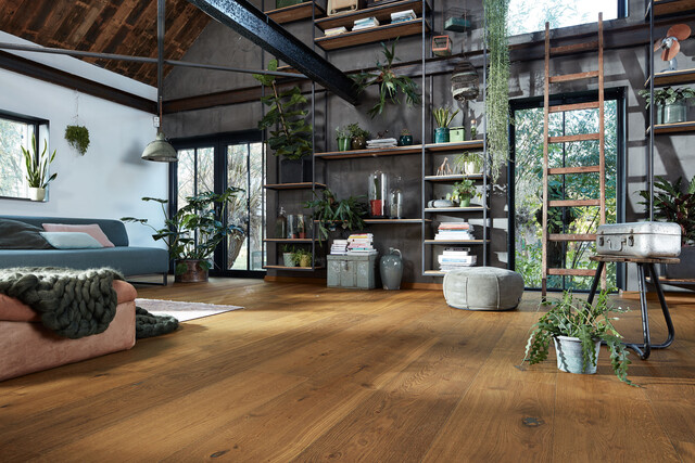 Lindura-Holzboden von MEISTER sind Echtholzböden mit besonderem Charakter Lindura-Holzboden Eiche Landhausdielen in einem Wohnzimmer