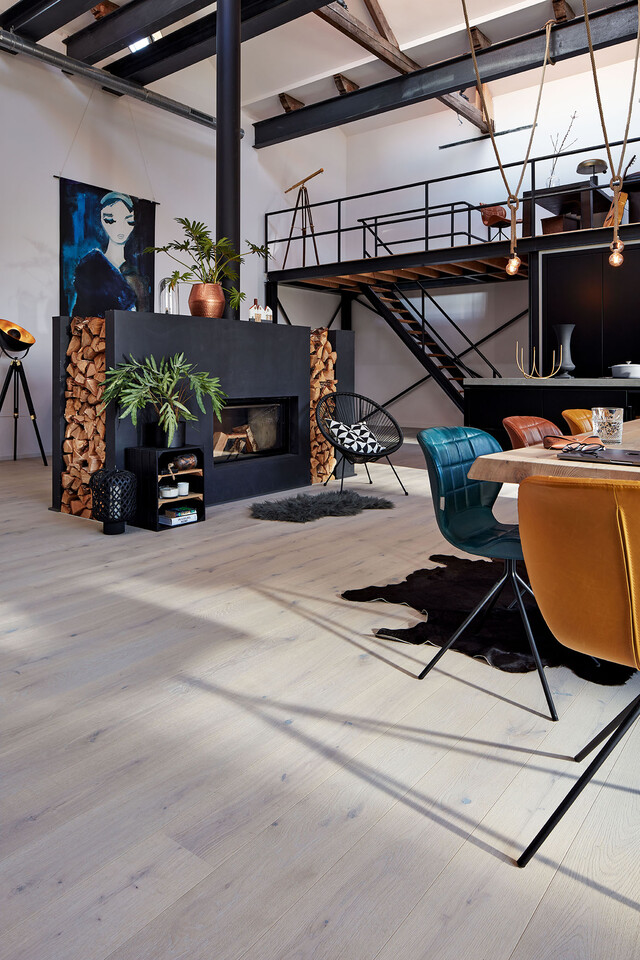 Parkett Landhausdielen in hellgrau mit vitaler Sortierung Hellgraue Parkett Landhausdielen aus Eiche