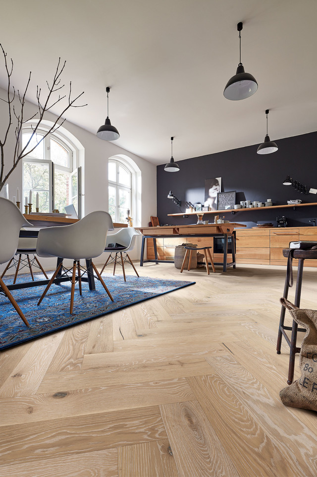 MEISTER Parkett Residence PS 500 gibt es in der Holzart Eiche in verschiedenen Sortierungen Helles Eiche Parkett in Fischgrätverlegung