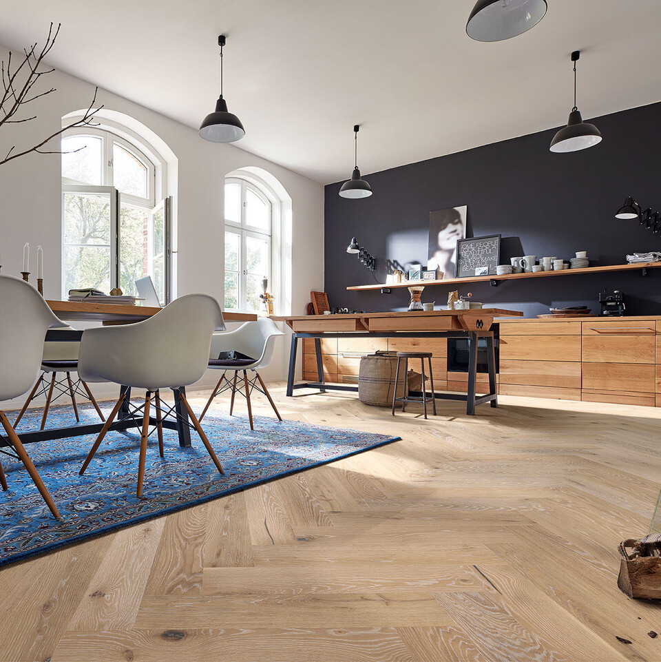 MEISTER Parkett Residence PS 500 eignet sich perfekt für die Verlegung im Fischgrätmuster Helles Fischgrät Parkett in einer Küche