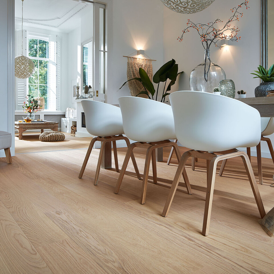 MEISTER Parkett mit HDF-Mittellage eignet sich besonders gut für Fußbodenheizungen MEISTER Parkett PD 400 Eiche harmonisch plain 8805 unter einem Esstisch