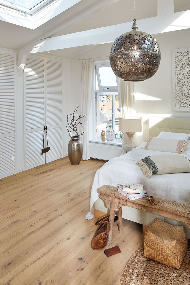 Parkett Landhausdielen in vitaler Sortierung Parkett Landhausdielen mit natürlichen Astlöchern und kleinen Rissen