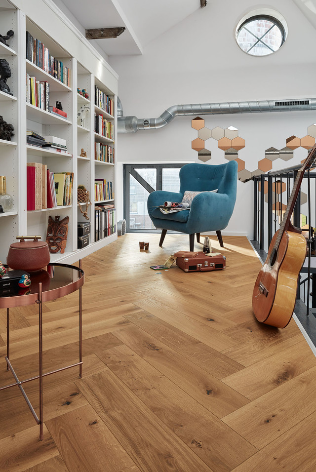 Fischgrät Parkett wirkt besonders in großen Räumen Parkett Fischgrät Eiche mildgeräuchert in einer Galerie mit Leseecke