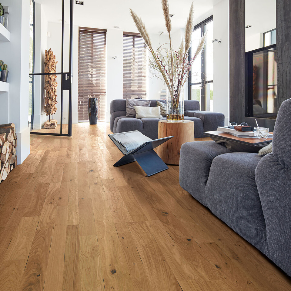 Schiffsboden-Parkett ist ein Klassiker und als Format sehr beliebt Schiffsbodenparkett in einem Wohnzimmer