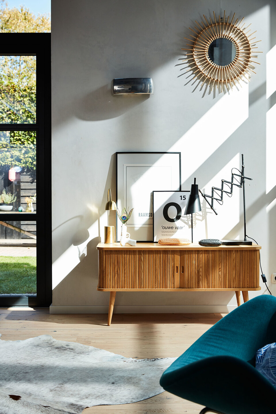 Die Retro-Kommode ist ein Eye-Catcher im Raum Retro Kommode vor einer weißen Wand und auf hellem Parkettboden