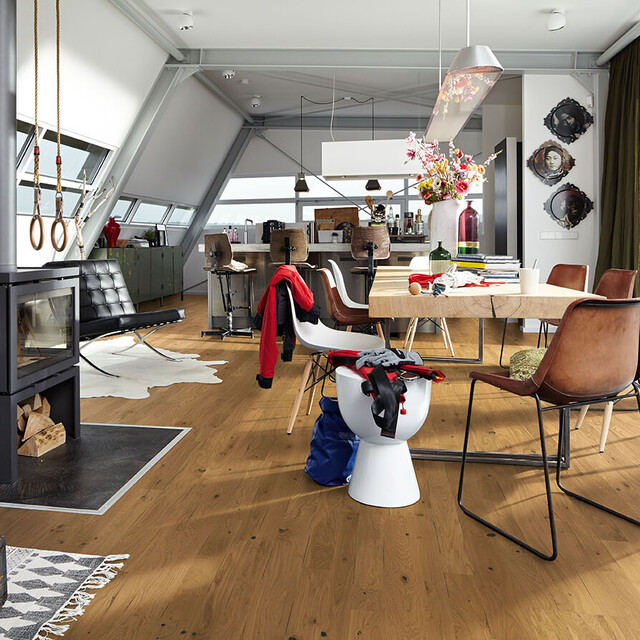 bunter Einrichtungsmix Parkett MeisterParkett. longlife PC 400 Eiche vital mildgeräuchert 8821