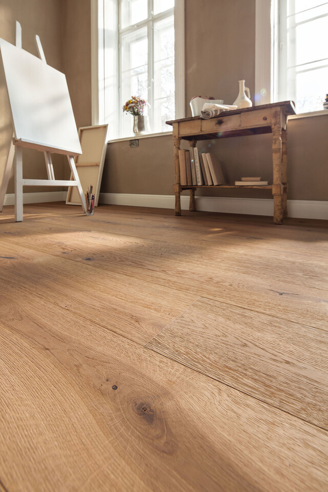 Parkett Landhausdielen unter einer antiken Kommode im Landhausstil