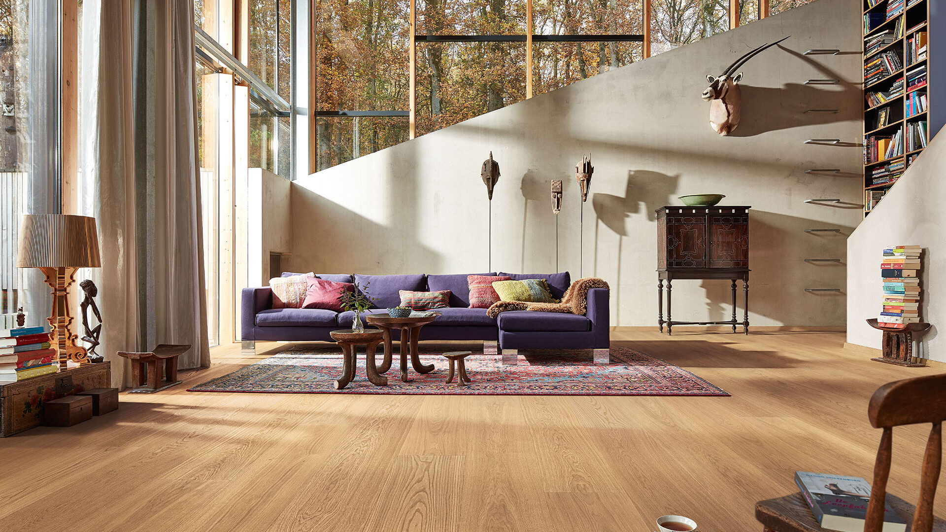 Afrika Style und Lindura-Holzboden für die Safari im eigenen Zuhause Natürlicher Lindura-Holzboden passend zu einer Einrichtung im Afrika Style