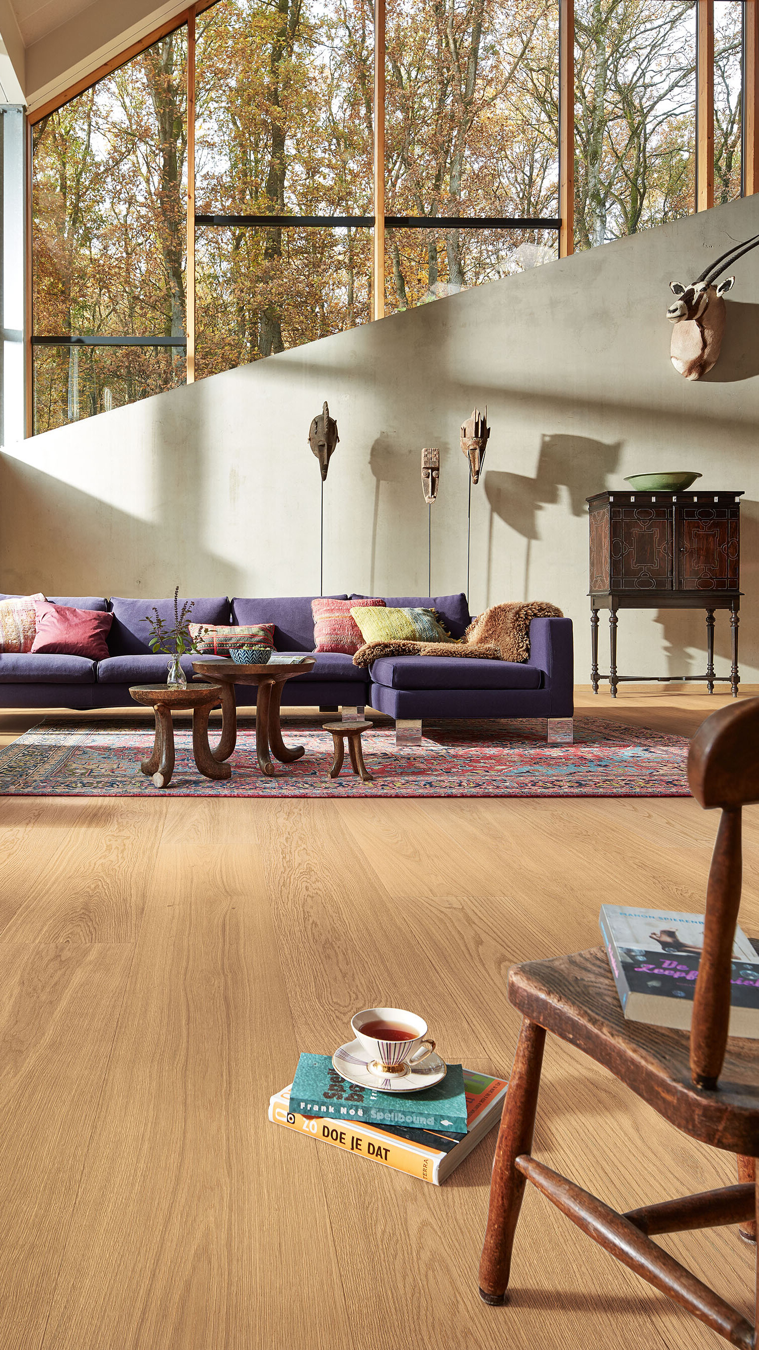 Lindura und der Afrika Style Ein Wohnzimmer mit afrikanischen Einrichtungsdetails und Lindura-Holzboden