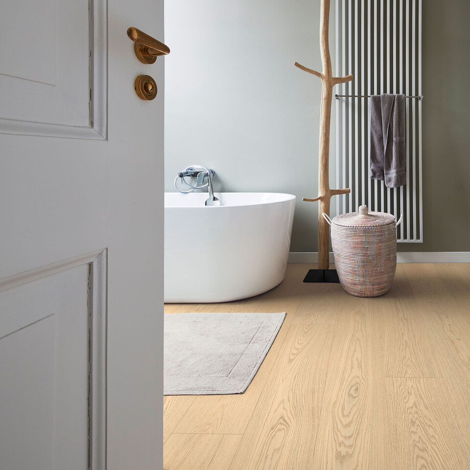 Lindura-Holzboden ist auch für die Verlegung im Badezimmer geeignet! Lindura-Holzboden im Bad