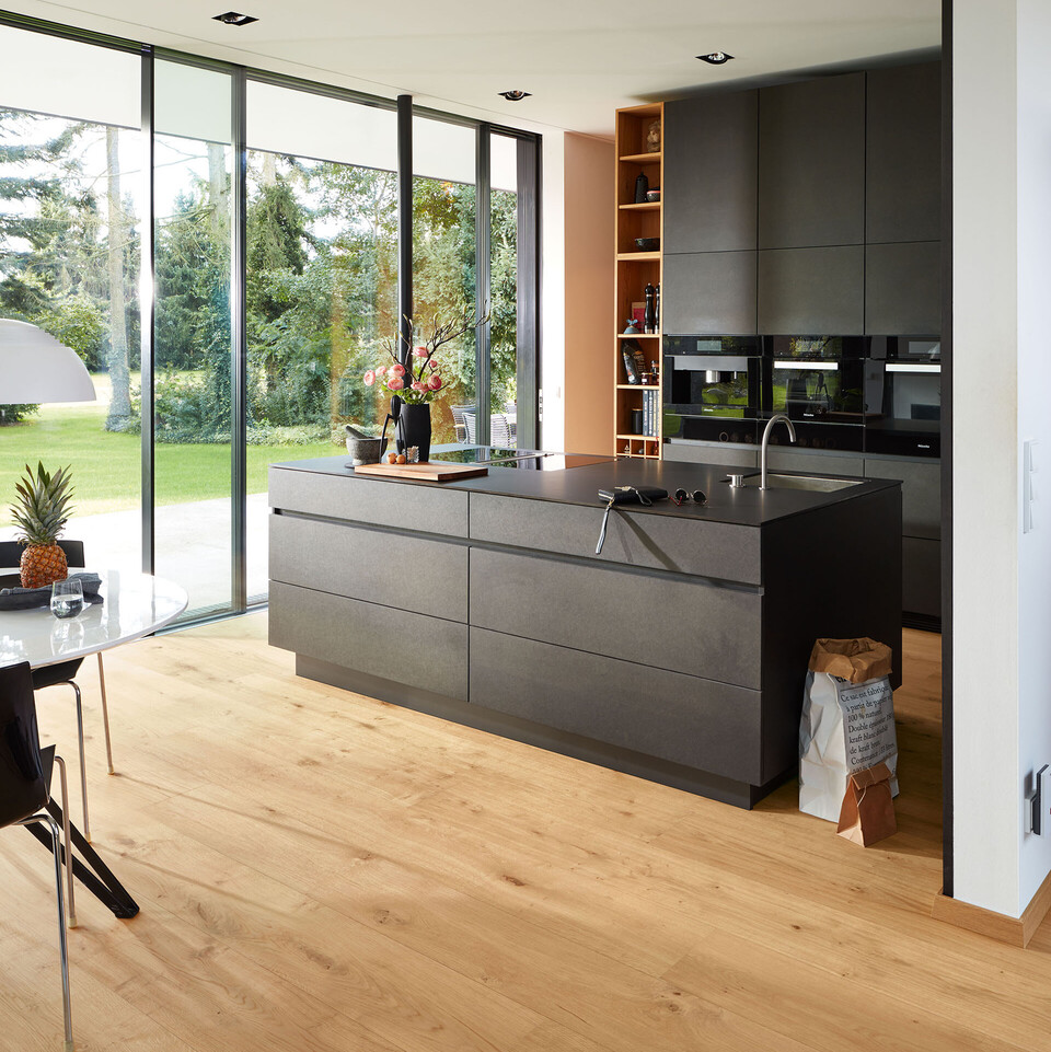 Lindura Holzboden aus Eiche in einer Küche Lindura Holzboden aus Eiche in einer Küche